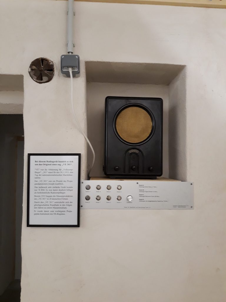 Die Nische mit Volksempfänger